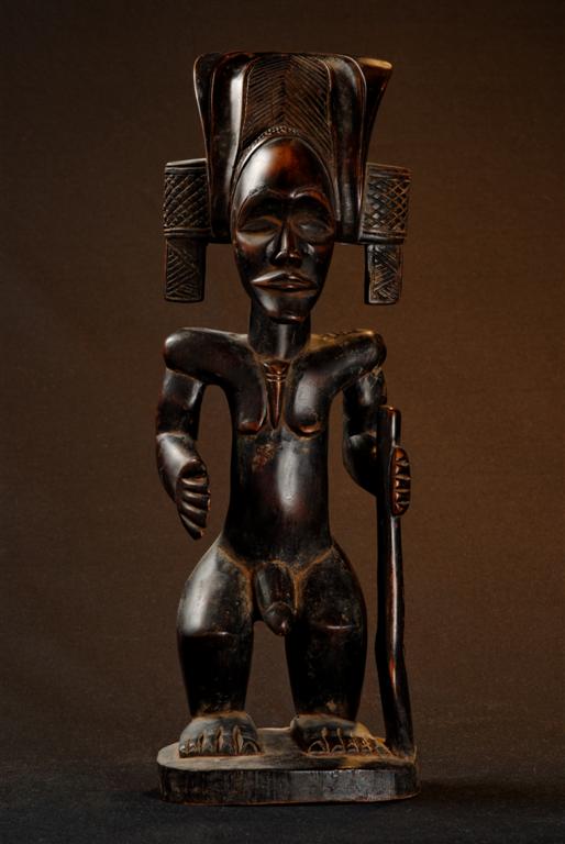 Statue de chef avec fusil - Chokwe - Angola 181.jpg - Statue de chef "mwanangana" avec fusil - bossard statue chef angola chokwe- Angola 181